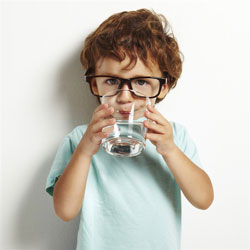 anak minum air putih