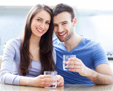 wanita pria minum air