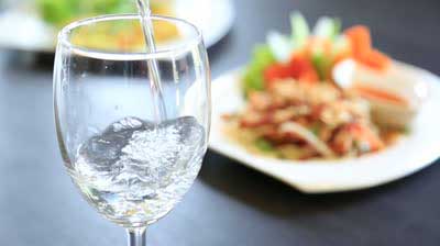 kekang porsi makan dengan minum air putih kangen water