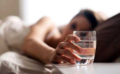 air putih di samping tempat tidur
